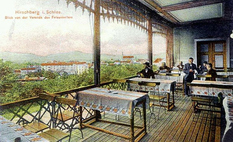 Spacer Keiser-Friedrichstrasse (dziś Matejki). W tle restauracja Monopol (na rogu z Wilhemstrasse – Wojska Polskiego). Nad wszystkim góruje sylwetka restauracji Felsenkeller.