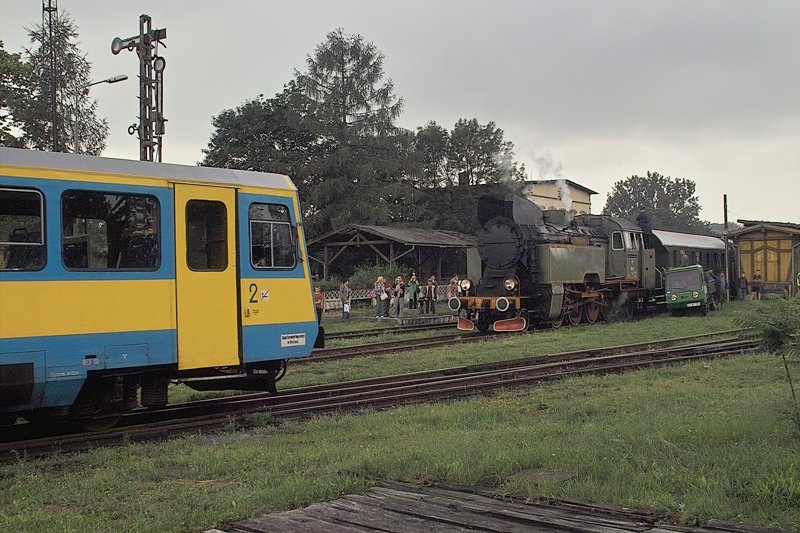 Nowsze i starsze: mijanka autobusu szynowego z pociągiem retro w poniedziałkowe przedpołudnie na trasie Jelenia Góra - Lwówek Śląski.