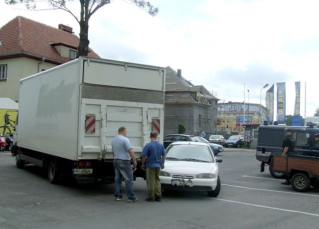 Przy cofaniu na parkingach trzeba uważać szczególnie.
