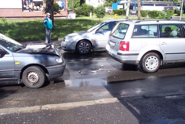 Do zderzenia mogła przyczynić się także wilgotna nawierzchnia ulicy.