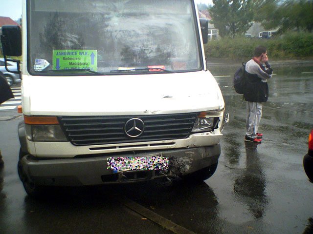 Bus Krychy po uderzeniu w autobus MZK.