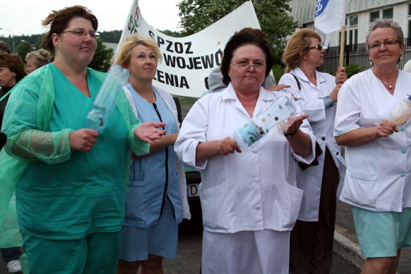 Atrubutem podczas manifestacji w rękach sióstr okazały się plastykowe butelki z różną zawartością.