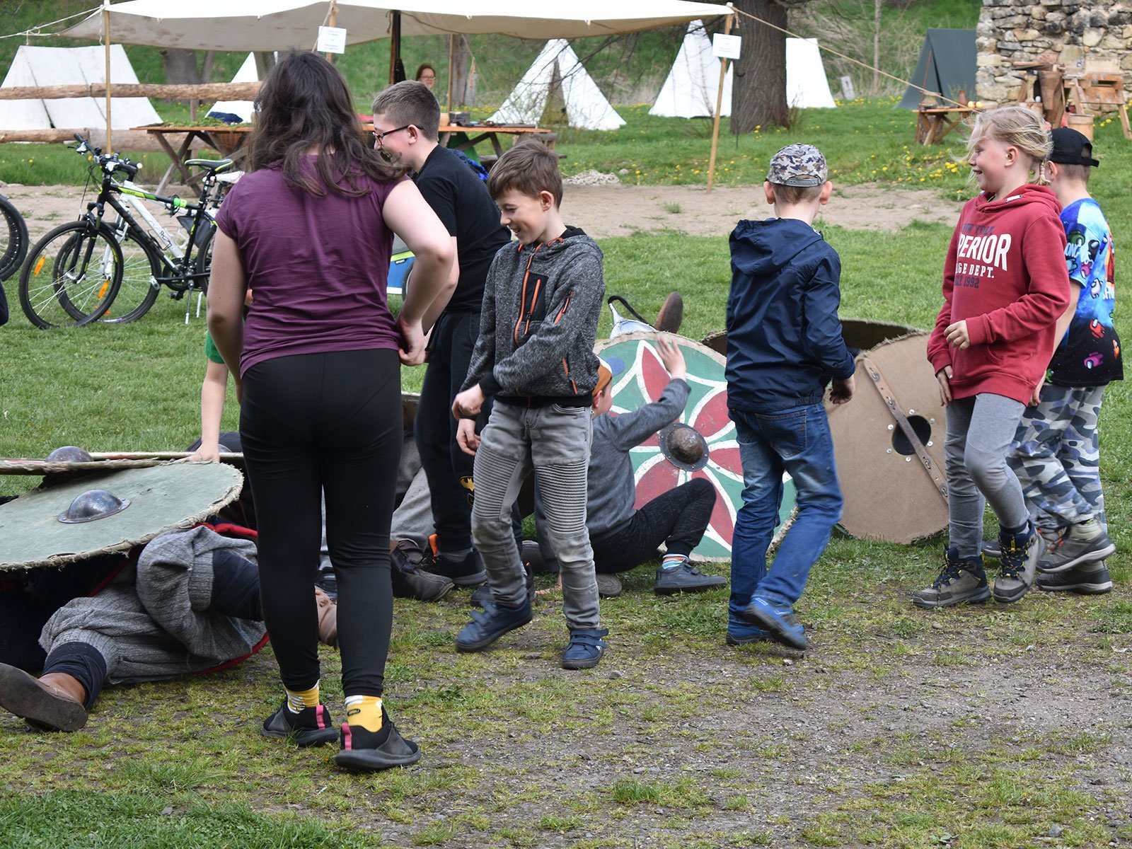 sredniowieczna-majowka-pod-wieza-w-siedlecinie-105309