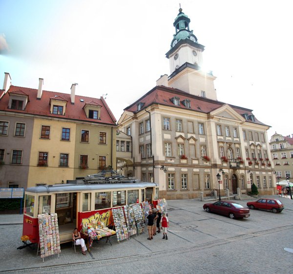 Radny Cezariusz Wiklik wpisał do oświadczenia majątkowego za 2006 zabytkowy tramwaj, który stoi przed jeleniogórskim magistratem.