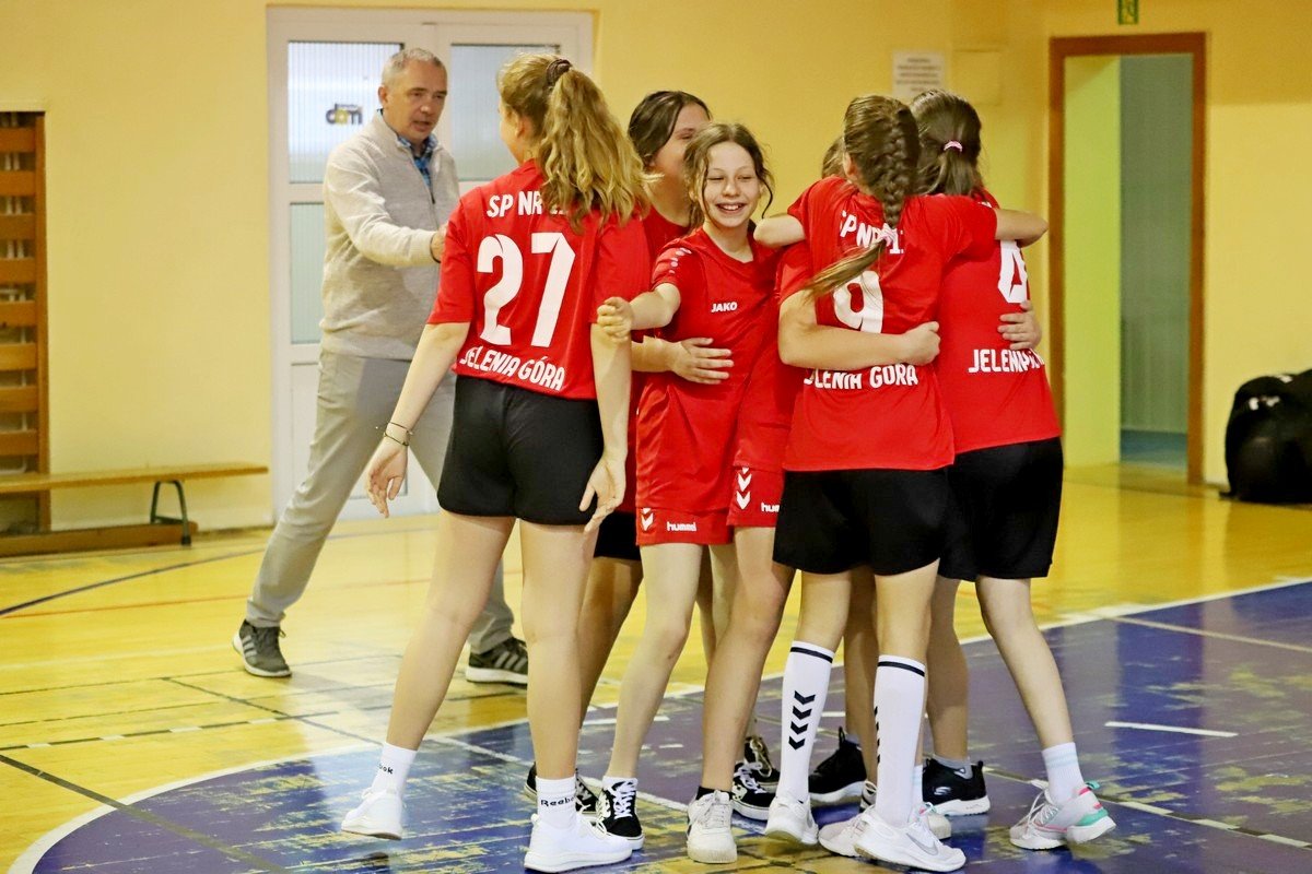 siatkarskie-trojki-dla-dziewczat-z-sp-6-105423