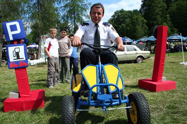 Grzegorz Rybarczyk udzielał lekcji najmłodszym w miasteczku ruchu drogowego.