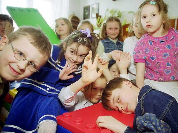 Dzieci życzą swoim babciom i dziadkom wszystkiego najlepszego.