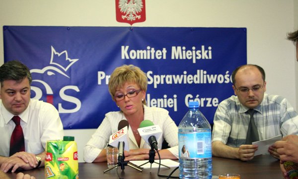 Marzena Machałek, obok – Ireneusz Łojek i Krzysztof Mróz, jeleniogórscy radni PiS.