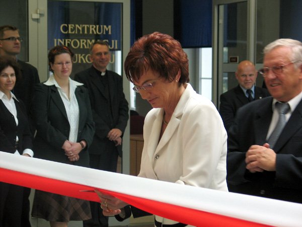 Ks. bp Stefan Regmunt przecina wstęgę symbolicznie otwierając nową placówkę.