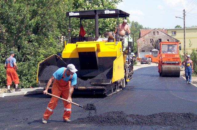 Asfalt trafił na Wiejską po raz pierwszy od dziesięcioleci istnienia ulicy.