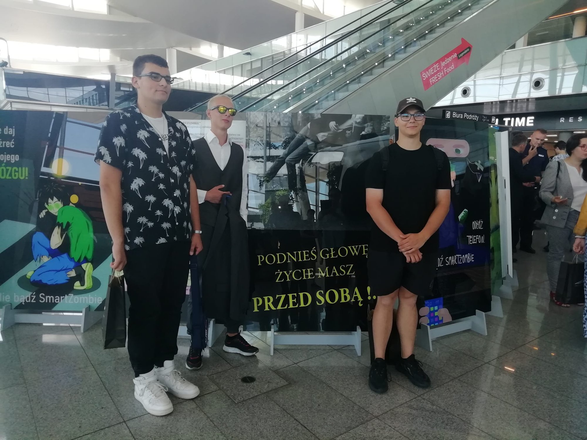 plakaty-uczniow-juz-na-wrocawskim-lotnisku-106570