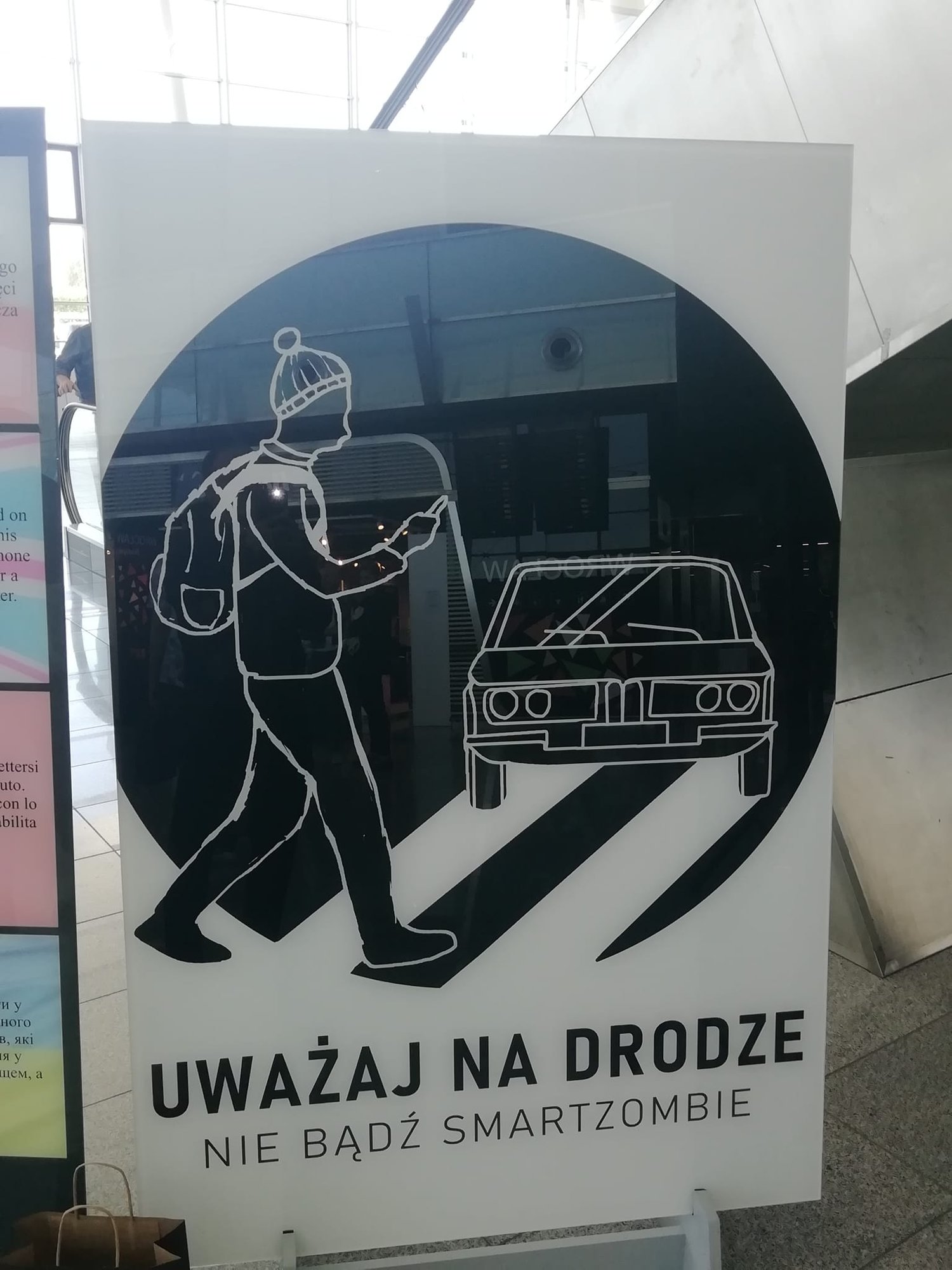 plakaty-uczniow-juz-na-wrocawskim-lotnisku-106570