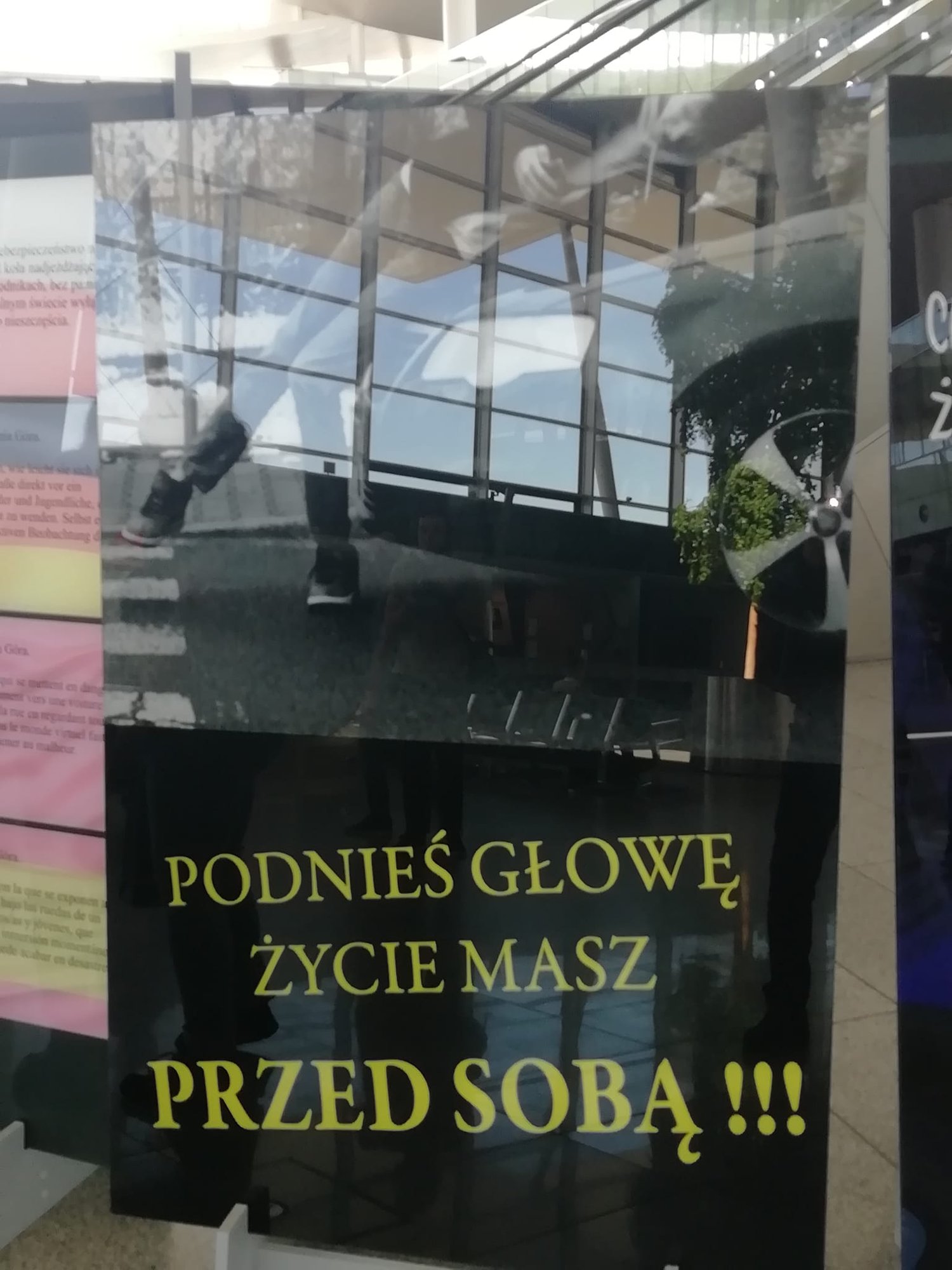 plakaty-uczniow-juz-na-wrocawskim-lotnisku-106570