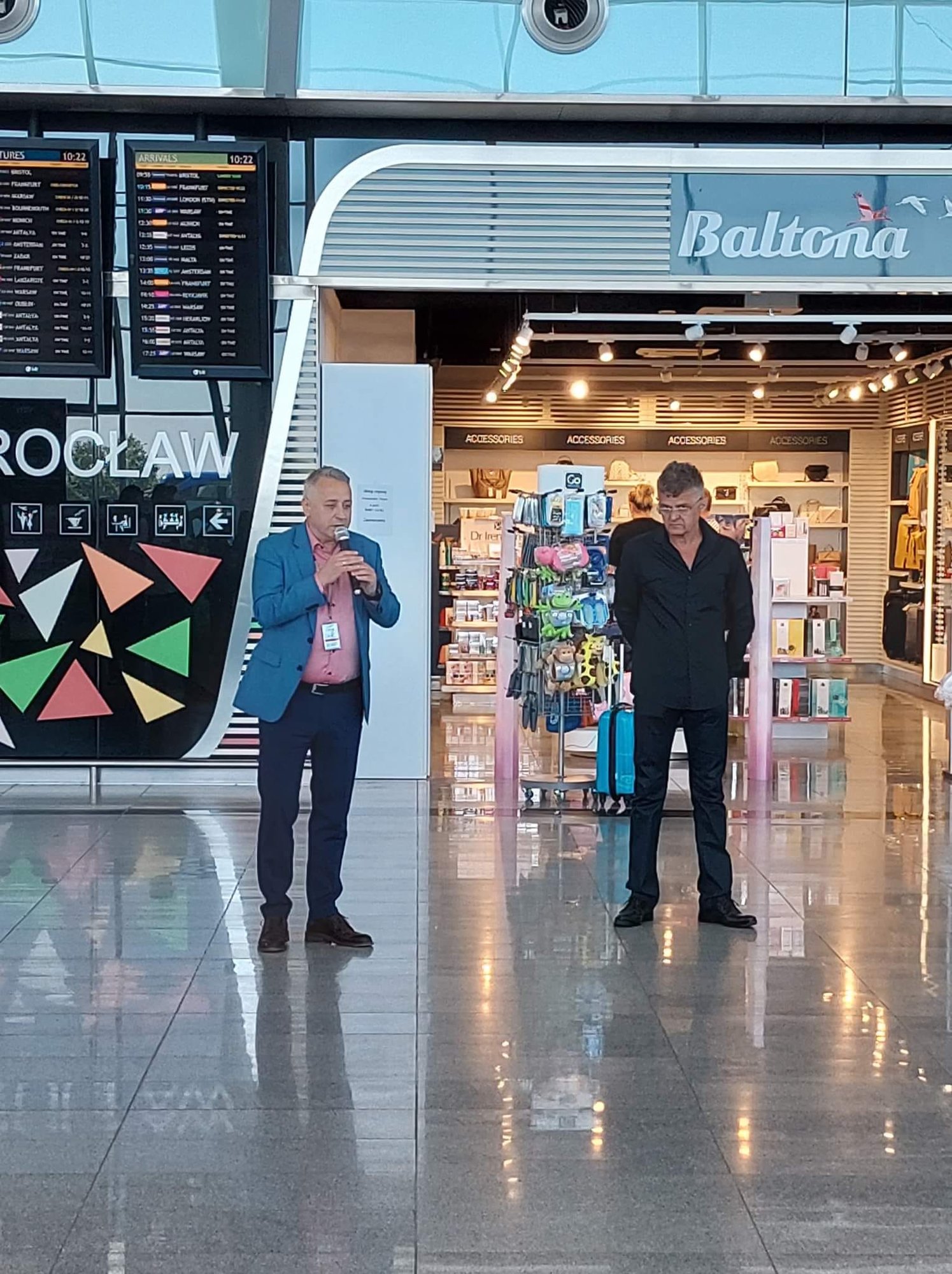 plakaty-uczniow-juz-na-wrocawskim-lotnisku-106570