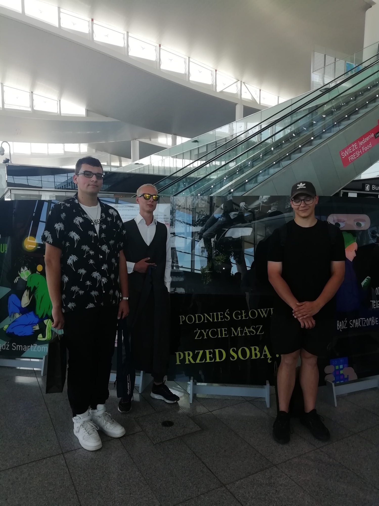plakaty-uczniow-juz-na-wrocawskim-lotnisku-106570