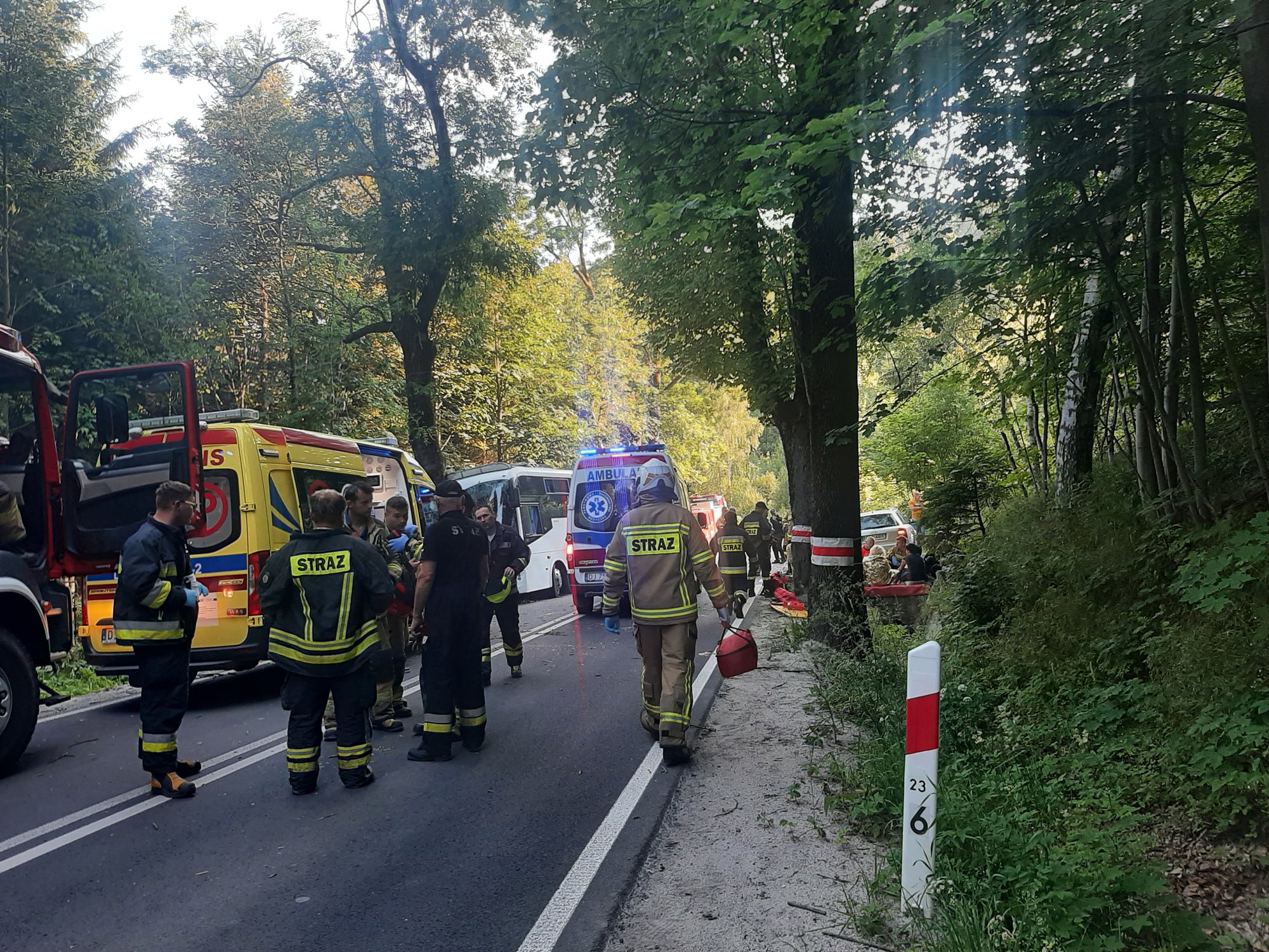 wypadek-autokaru-z-pasazerami-na-przeeczy-kowarskiej-106666