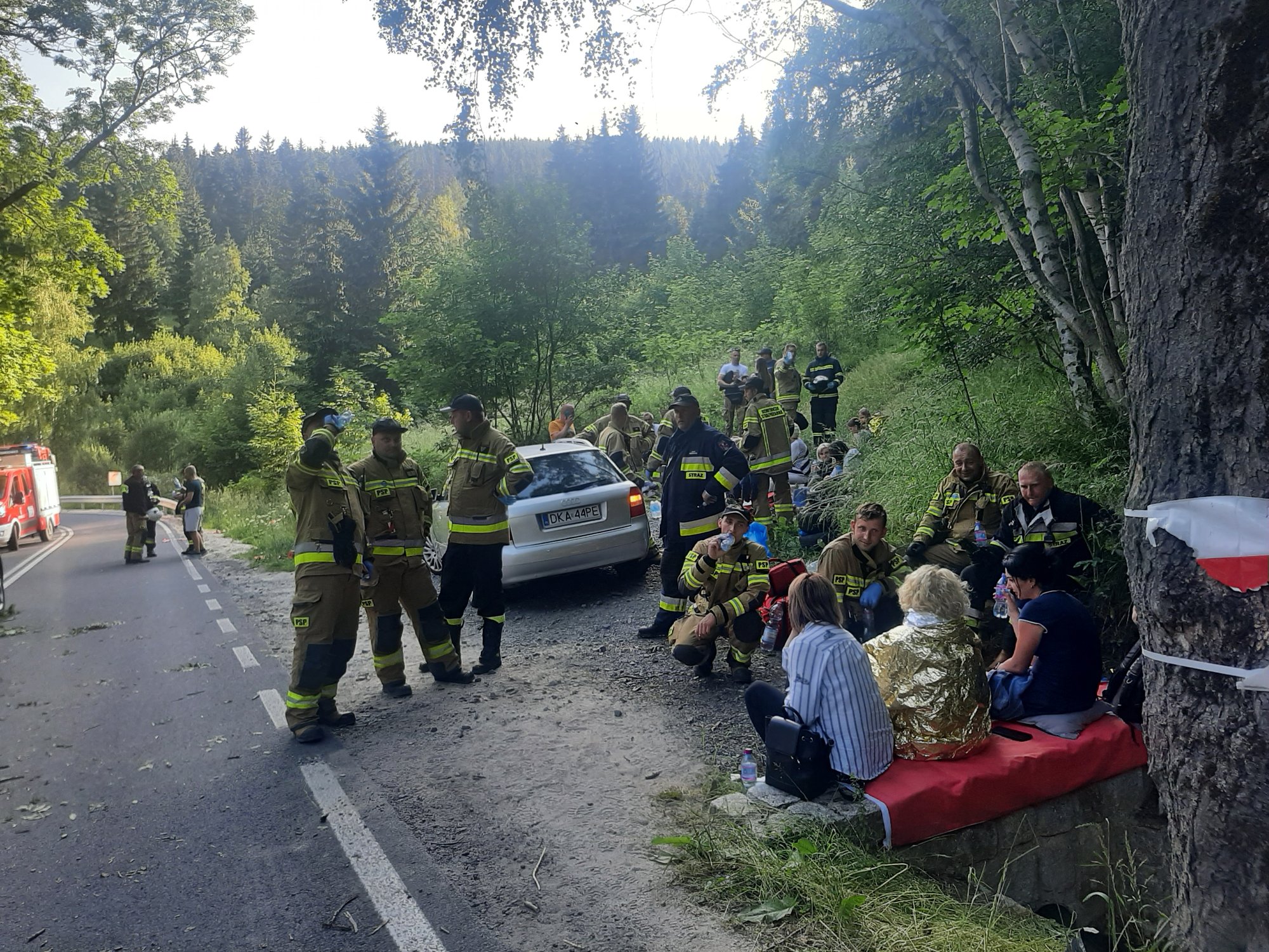 wypadek-autokaru-z-pasazerami-na-przeeczy-kowarskiej-106666
