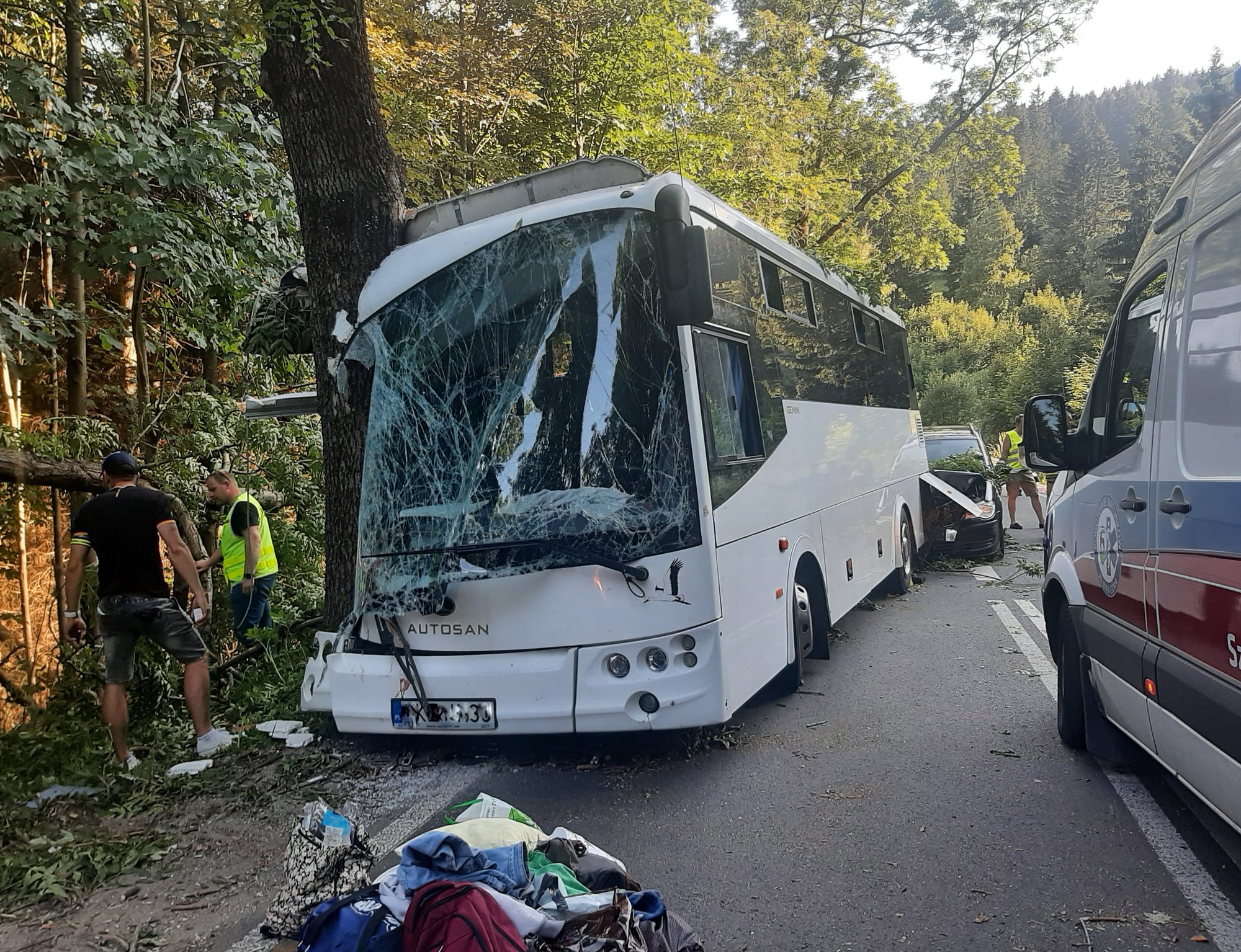 wypadek-autokaru-z-pasazerami-na-przeeczy-kowarskiej-106666