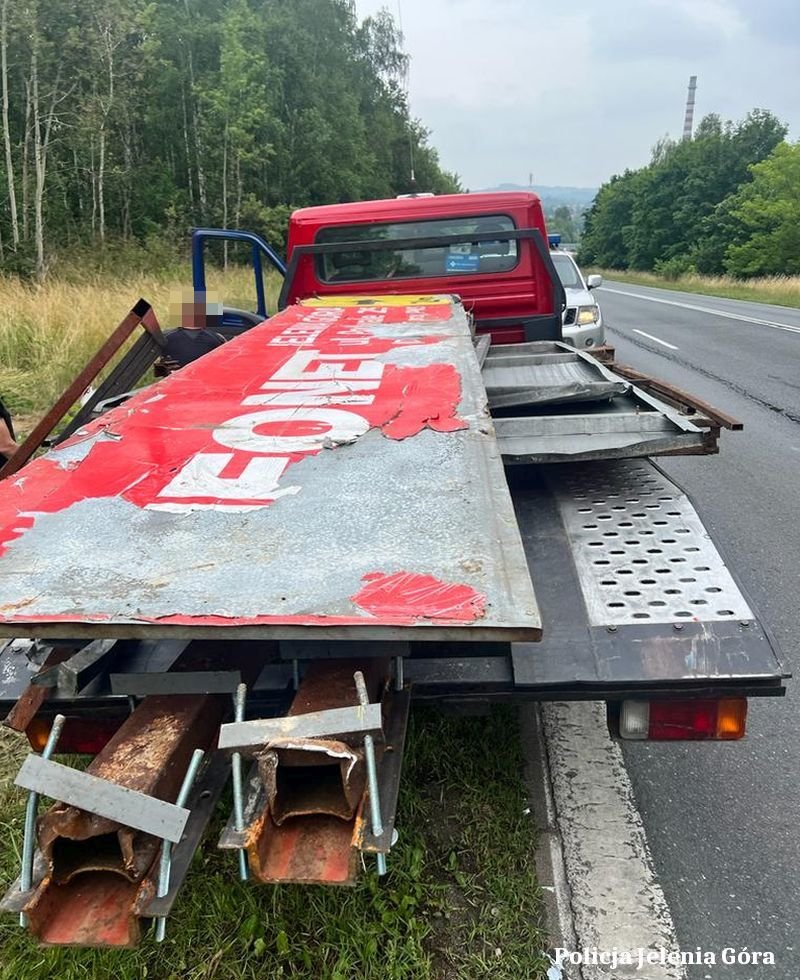 zatrzymani-na-probie-kradziezy-billboardow-106814