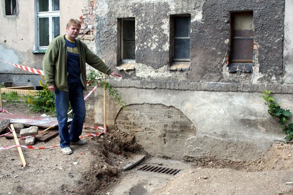 Podczas niedawnej ulewy woda sięgała do tej wysokości, mówi Ireneusz Wolczyński.