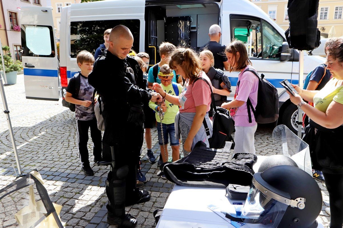 bezpieczne-wakacje-festyn-w-centrum-107089