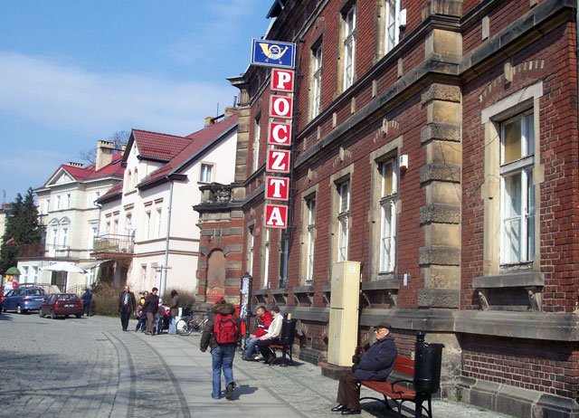 Skanalizowane zabudownia przy placu Piastowskim to tylko jedna strona medalu w Cieplicach. Przy rzece Kamiennej jest znacznie gorzej.