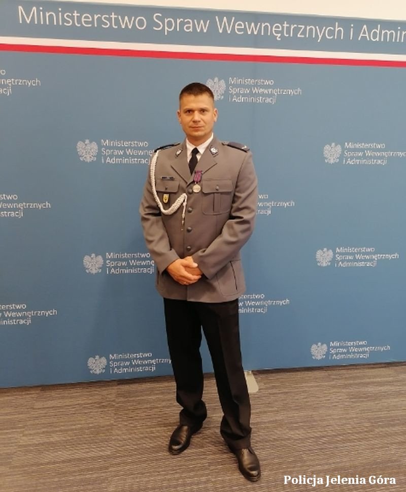 zaszczytne-medale-dla-jeleniogorskich-policjantow-107489