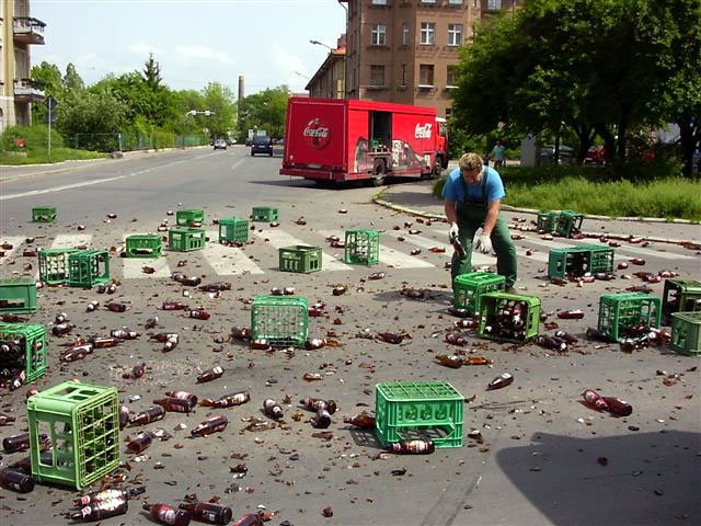 Na szczęście dla pechowego kierowcy butelki były puste
