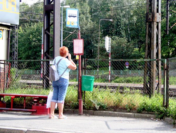 Z braku osłony pasażerowie prażą się w słońcu i nie mają jak schować się, kiedy pada deszcz.