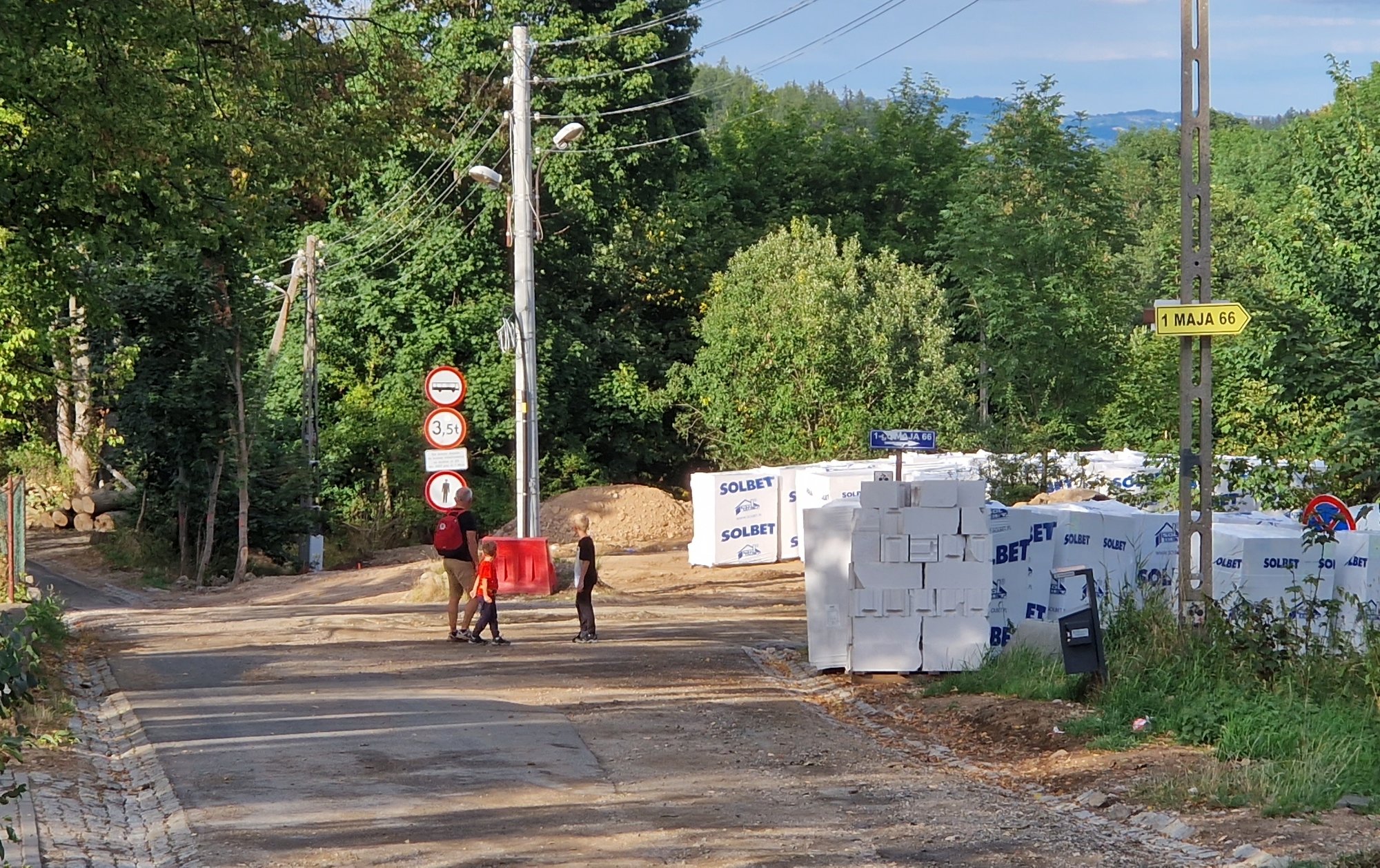 do-wodospadu-przez-plac-budowy-107675