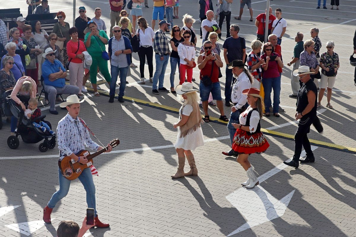 przy-galerii-sudeckiej-z-muzyka-country-107733