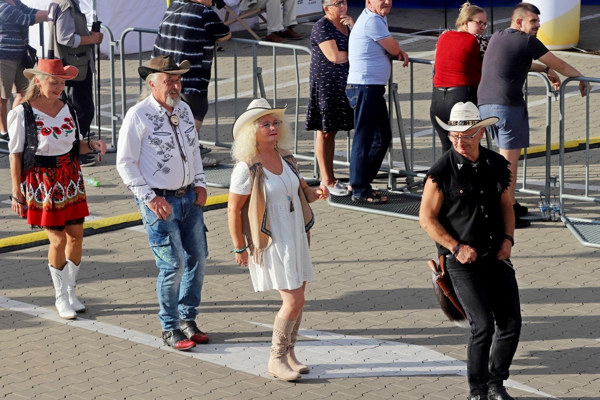 przy-galerii-sudeckiej-z-muzyka-country-107733