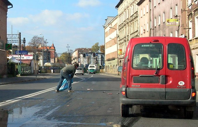 Nietypowa przygoda kierowcy furgonetki: musiał pozbierać ryby, które zgubił podczas jazdy.