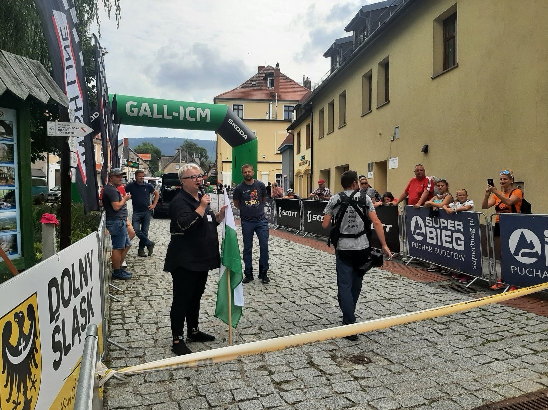 pobiegli-na-okraj-107916