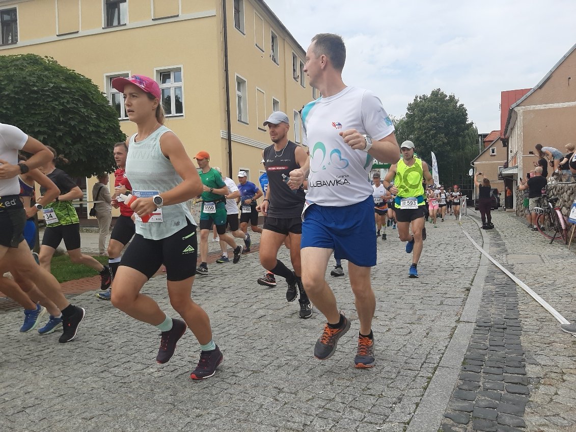 pobiegli-na-okraj-107916