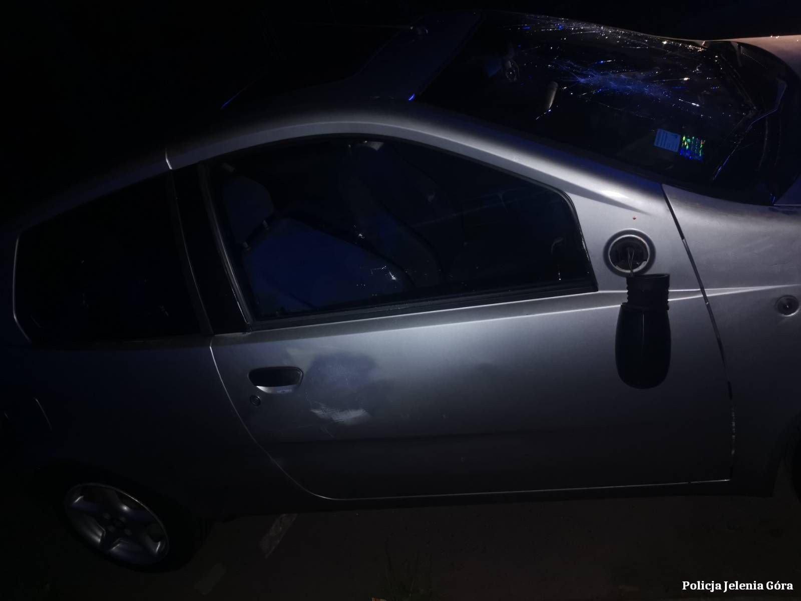 zdemolowa-auto-i-zadzwoni-na-policje-108035
