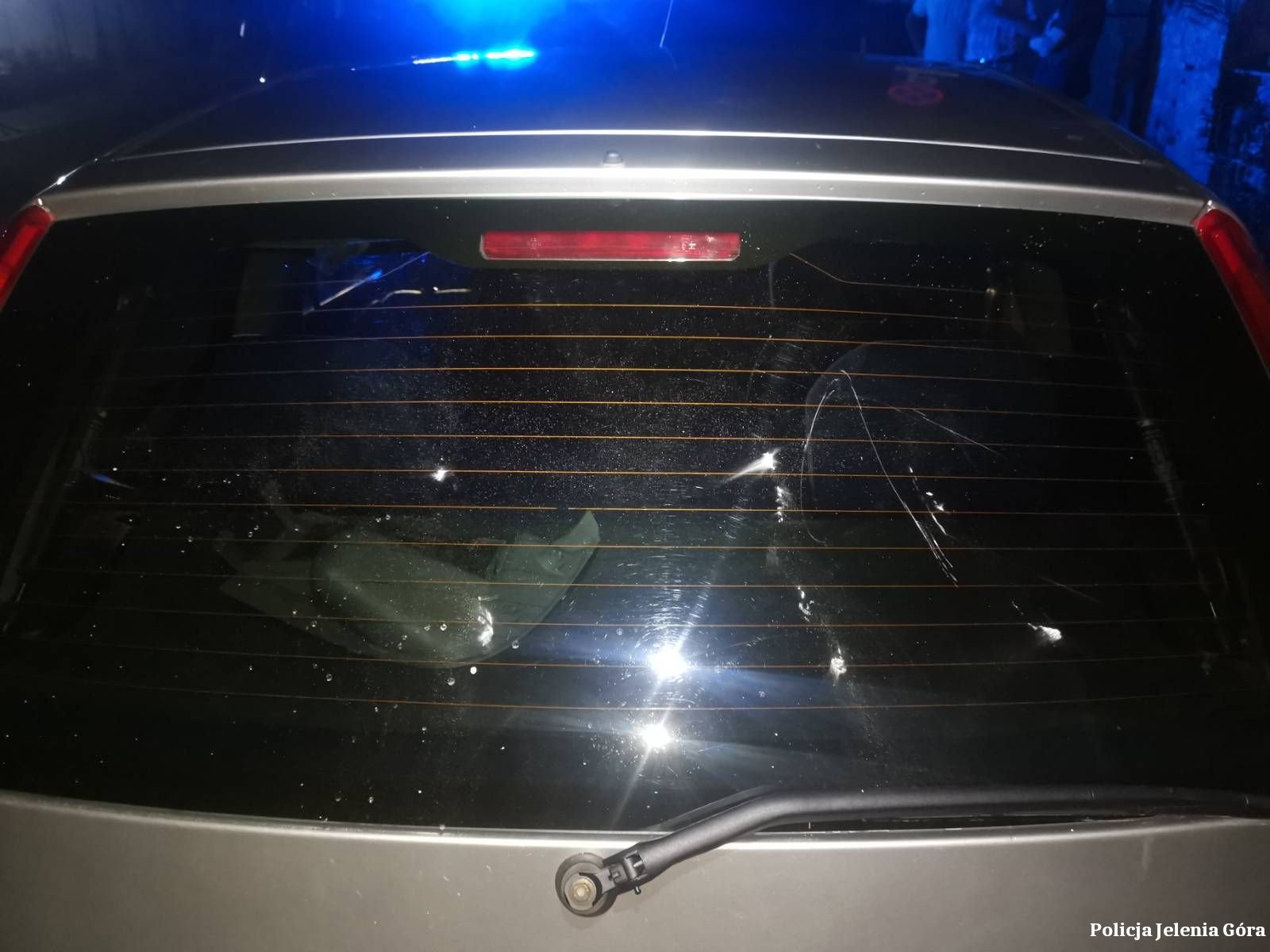 zdemolowa-auto-i-zadzwoni-na-policje-108035