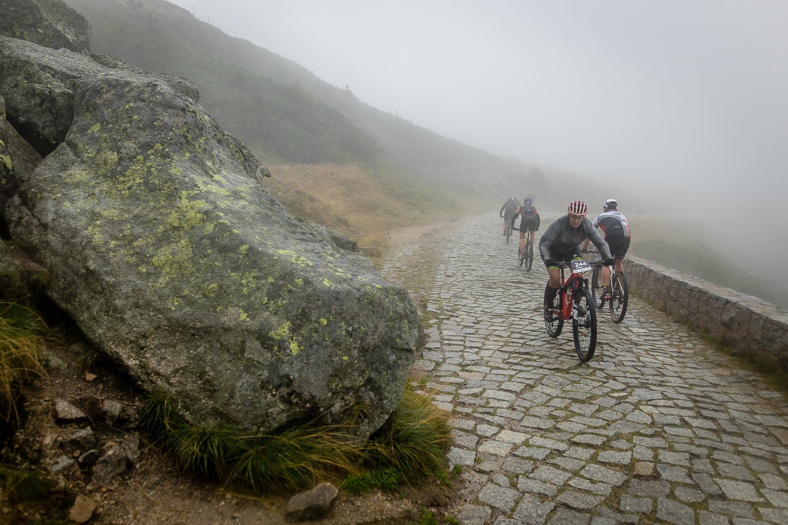 uphill-race-sniezka-w-strugach-deszczu-108093