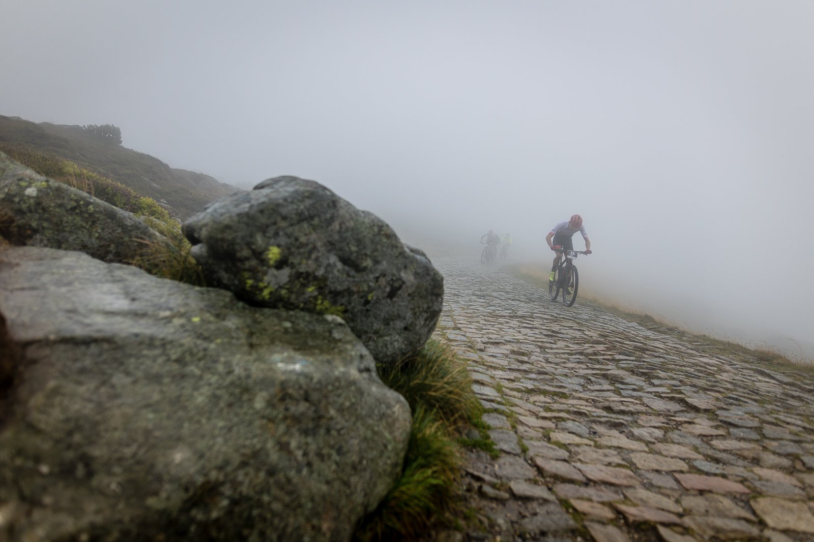 uphill-race-sniezka-w-strugach-deszczu-108093