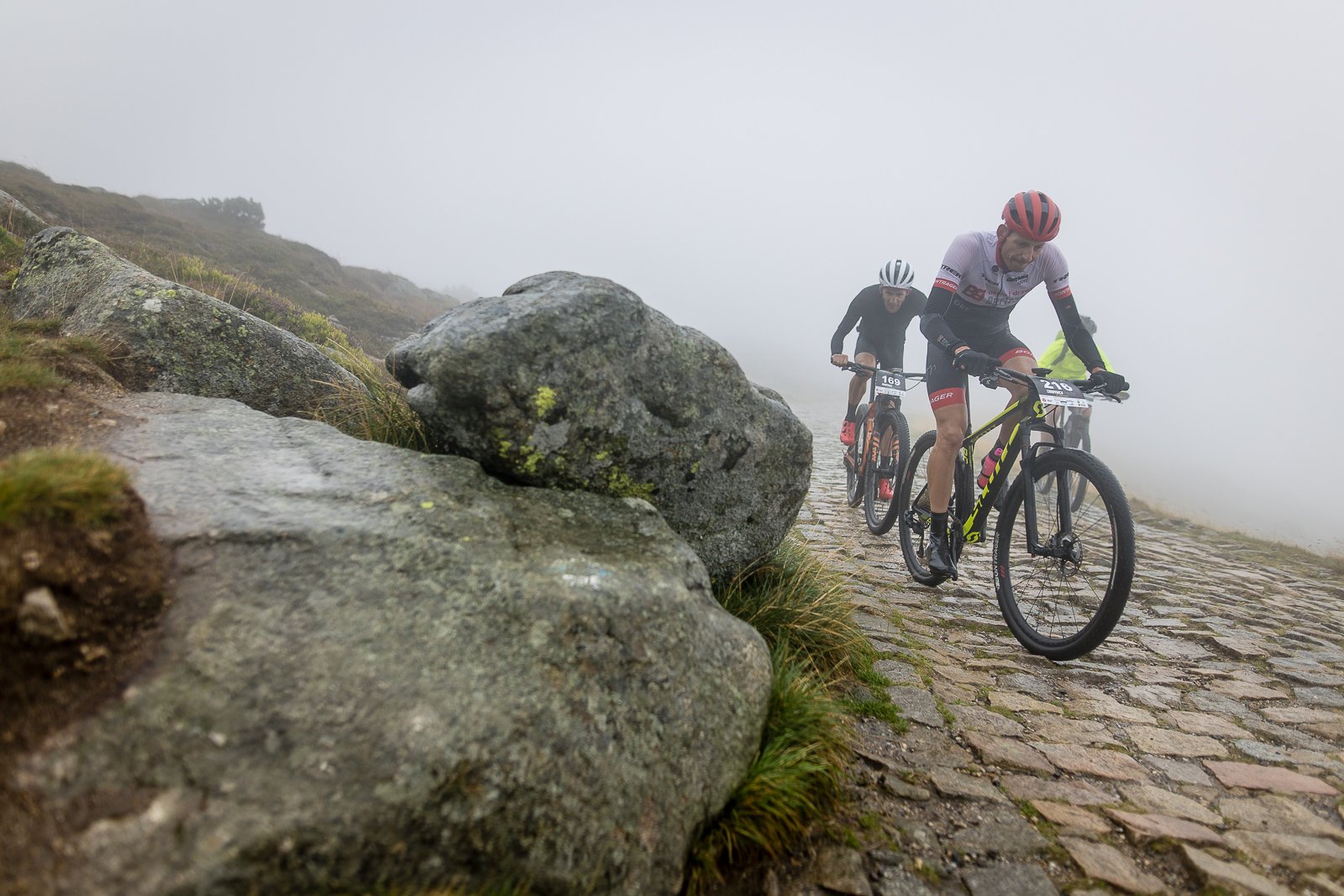 uphill-race-sniezka-w-strugach-deszczu-108093