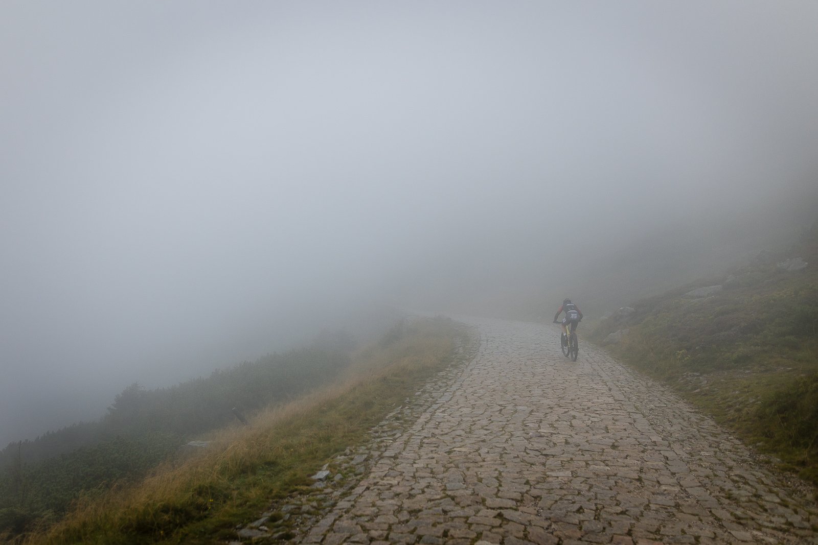 uphill-race-sniezka-w-strugach-deszczu-108093
