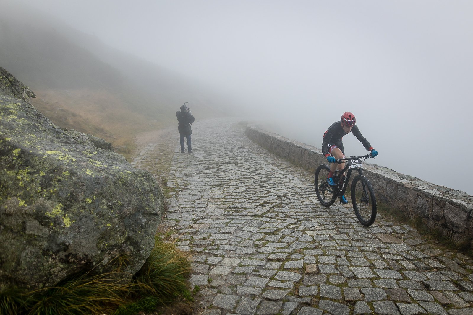 uphill-race-sniezka-w-strugach-deszczu-108093