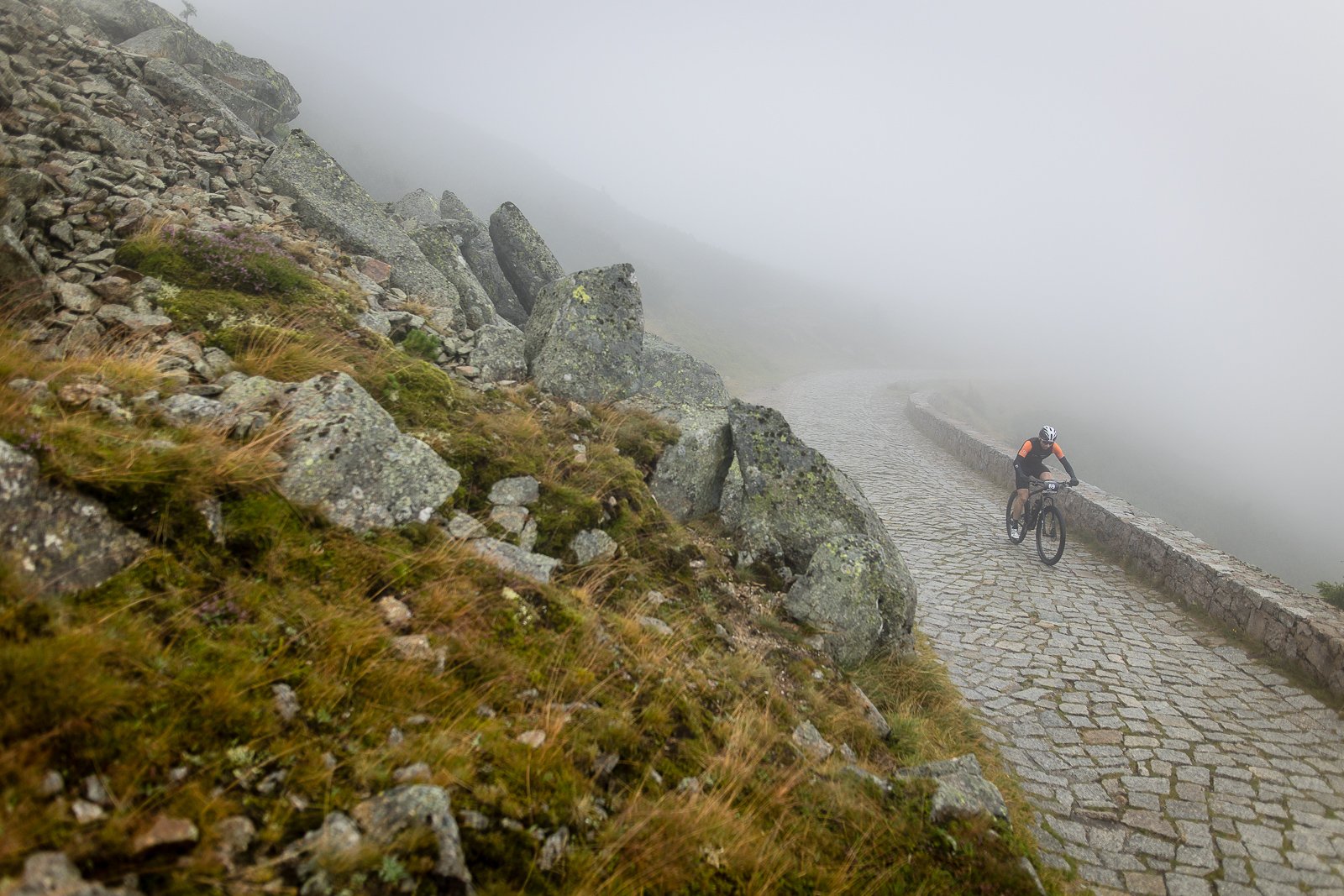uphill-race-sniezka-w-strugach-deszczu-108093