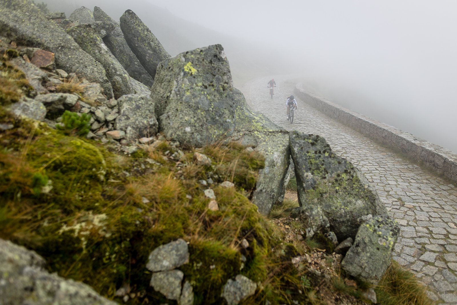 uphill-race-sniezka-w-strugach-deszczu-108093