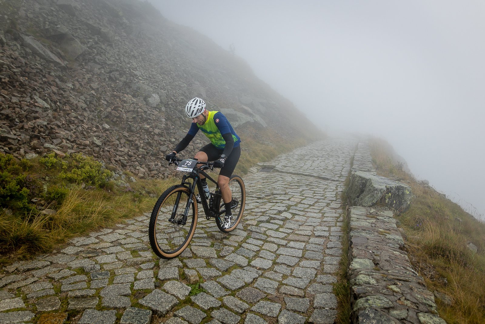uphill-race-sniezka-w-strugach-deszczu-108093