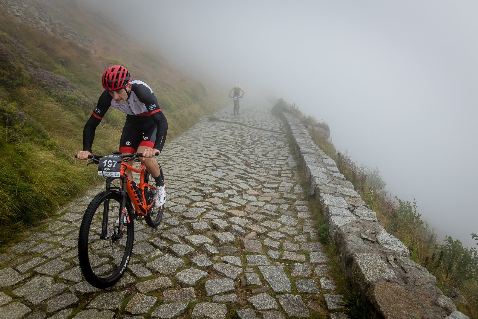 uphill-race-sniezka-w-strugach-deszczu-108093