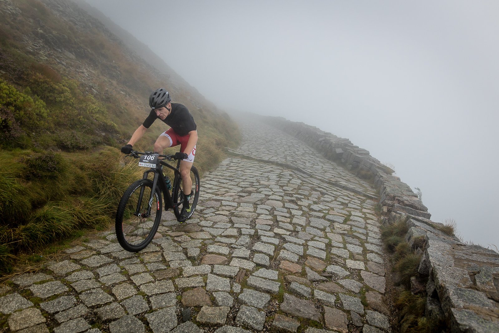 uphill-race-sniezka-w-strugach-deszczu-108093