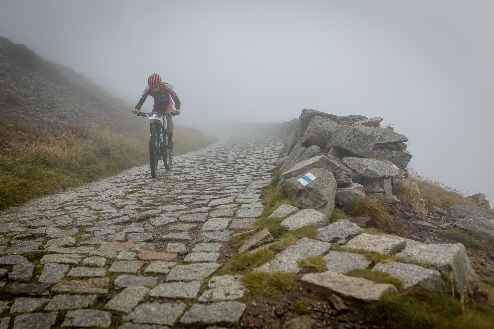 uphill-race-sniezka-w-strugach-deszczu-108093