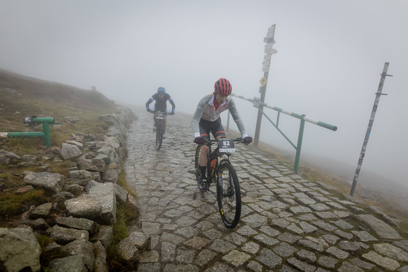 uphill-race-sniezka-w-strugach-deszczu-108093