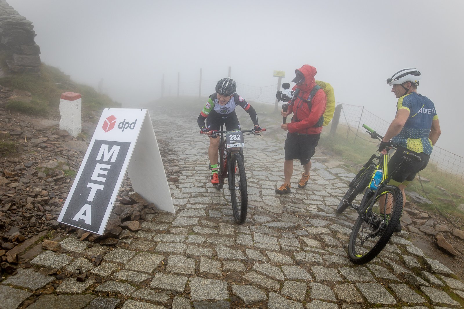 uphill-race-sniezka-w-strugach-deszczu-108093